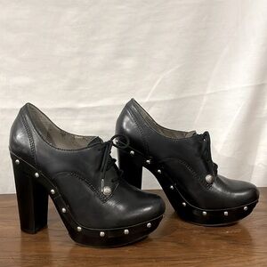 VINCE CAMUTO High Heel Leather Platforms With Rivets, Size 7